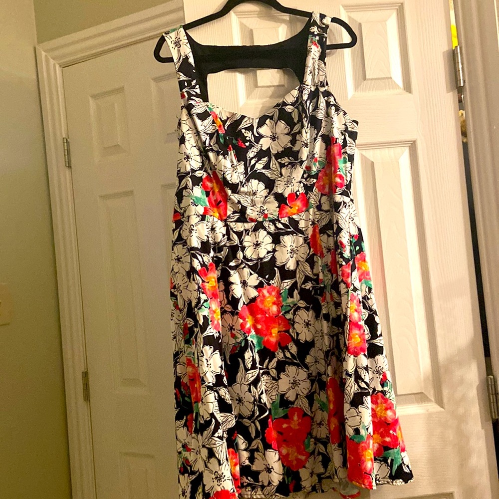 A nice flowery 🌺 dress 👗 very summery and a nice w wide strapped to feel cool